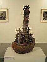 Sculpture vodou Fon, Benin, Bateau (bois, cordes, tissu, chaines, cauris, fers noirs, mat. sacrificielles)